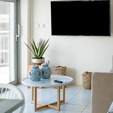 Appartement Luxury Beachfront In Modern, Spacious & Sea View Balcony *