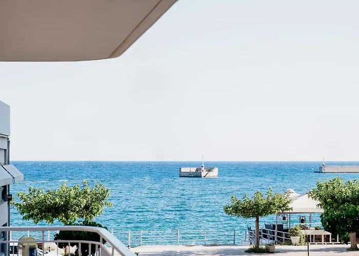 Апартаменты Luxury Beachfront In Modern, Spacious & Sea View Balcony