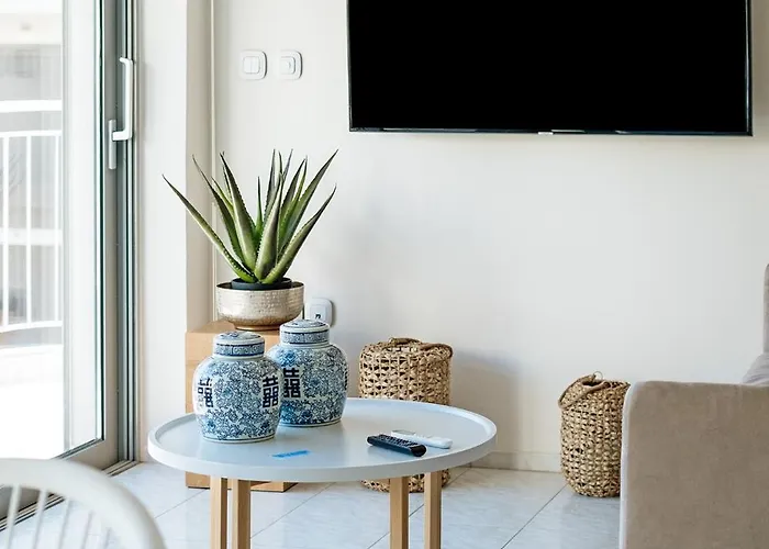 Апартаменты Luxury Beachfront In Modern, Spacious & Sea View Balcony *