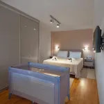 Luxury Beachfront In Modern, Spacious & Sea View Balcony *