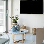 Lägenhet Luxury Beachfront In Modern, Spacious & Sea View Balcony *