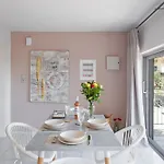 Luxury Beachfront In Modern, Spacious & Sea View Balcony