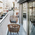 Lägenhet Luxury Beachfront In Modern, Spacious & Sea View Balcony