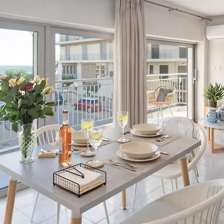 Luxury Beachfront In Modern, Spacious & Sea View Balcony Lägenhet *