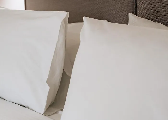 Apartment Luxury Beachfront In Modern, Spacious & Sea View Balcony *