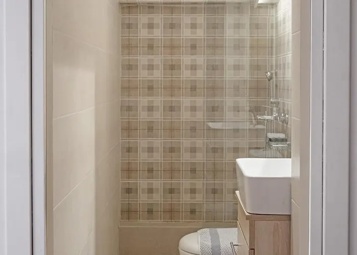 Luxury Beachfront In Modern, Spacious & Sea View Balcony *