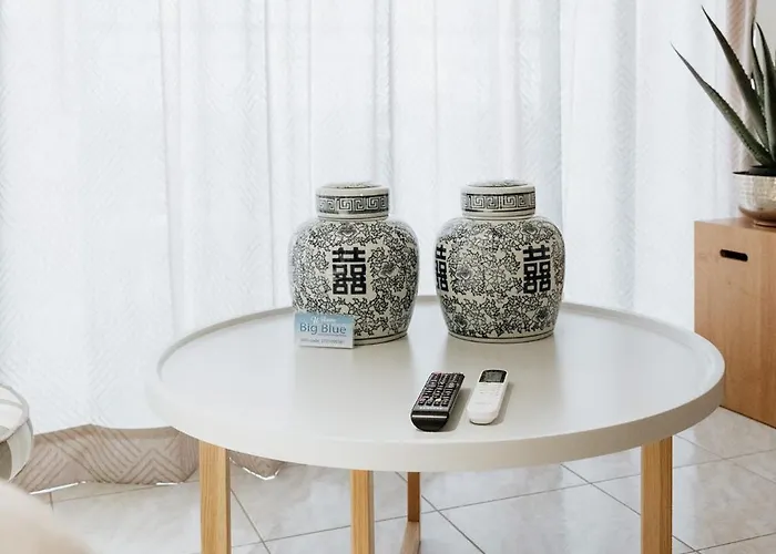 Luxury Beachfront In Modern, Spacious & Sea View Balcony