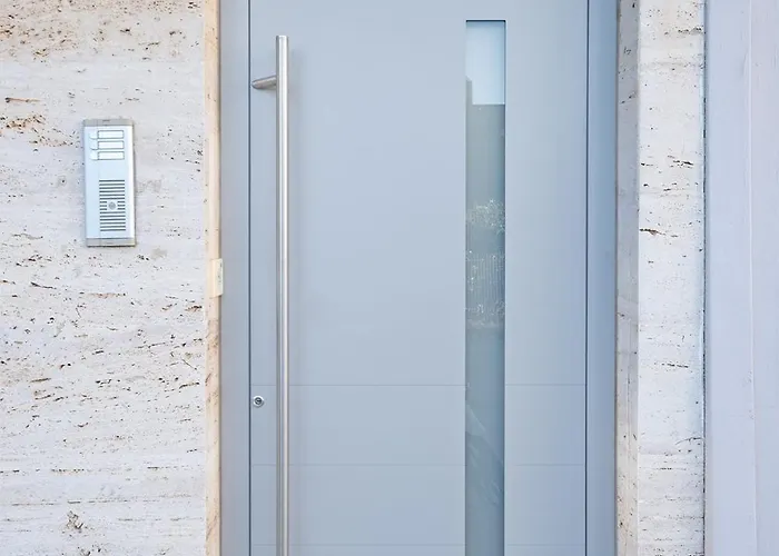 Luxury Beachfront In Modern, Spacious & Sea View Balcony *