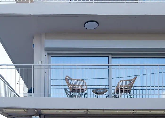 Luxury Beachfront In Modern, Spacious & Sea View Balcony *