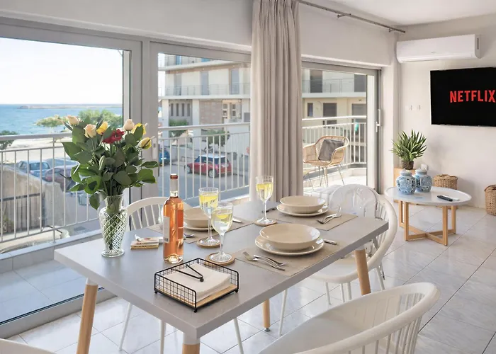 Luxury Beachfront In Modern, Spacious & Sea View Balcony Apartment *